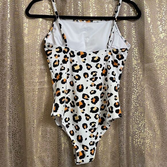 Cupshe white leopard print square cutout one piece swimsuit, size M, like new! - Picture 4 of 9